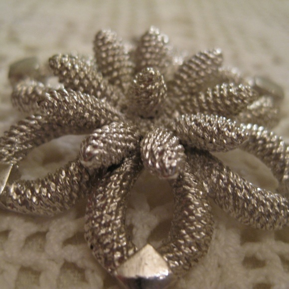 MONET FLOWER Brooch Monet SNOWFLAKE Pinecone 1980s - Picture 2 of 8